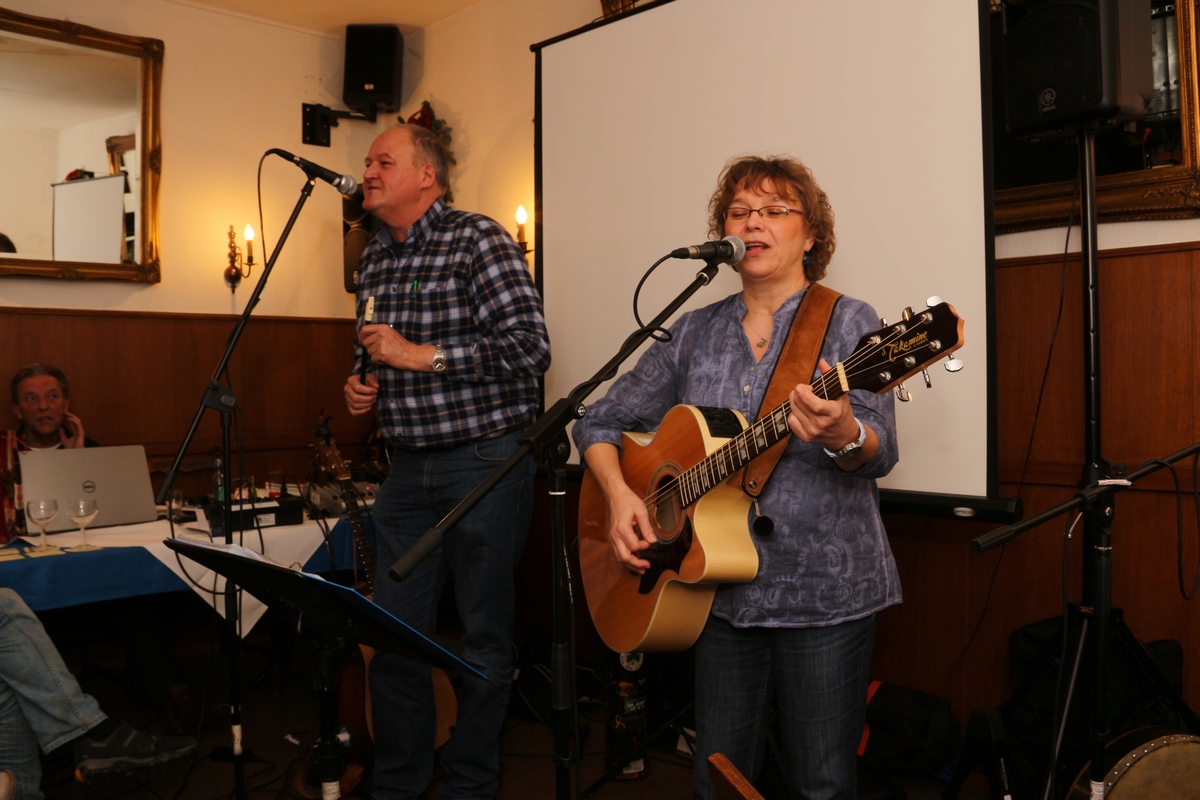 Petra und Hubi vor der Leinwand